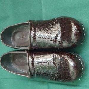 Croft & Barrow clog style size 8.5 brown leather